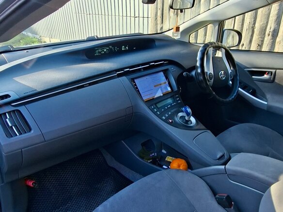 2011 Toyota Prius III Рестайлинг (XW30), серебристый, 1150000 рублей - вид 14