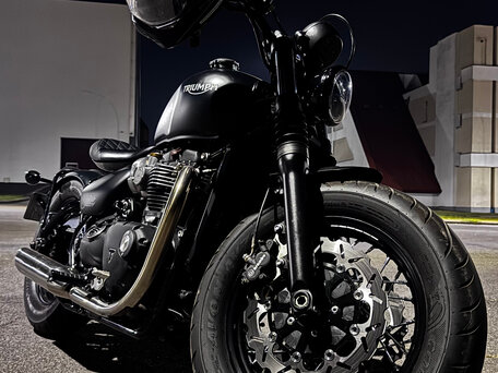 2022 Triumph Bonneville Bobber, чёрный, 1300000 рублей, вид 2