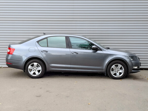2017 Skoda Octavia III (A7) Рестайлинг, серый, 1640000 рублей - вид 3