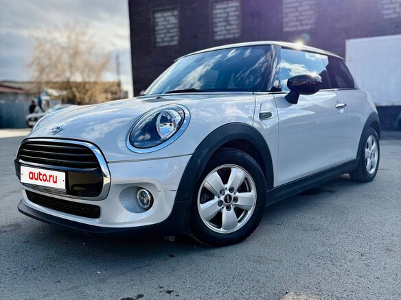 2019 Mini Hatch Cooper III (F55/F56) Рестайлинг, серебристый, 2600000 рублей - вид 1