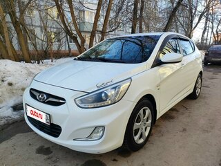 2013 Hyundai Solaris I, белый, 700000 рублей, вид 2