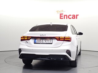 2024 Kia K3 II Рестайлинг, белый, 2020000 рублей, вид 4