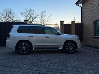 2017 Toyota Land Cruiser 200 Series Рестайлинг 2, белый, 6900000 рублей, вид 4