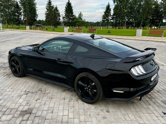 2023 Ford Mustang VI Рестайлинг, чёрный, 3100000 рублей - вид 4