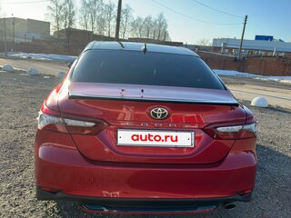 2021 Toyota Camry VIII (XV70) Рестайлинг, красный, 3250000 рублей, вид 4