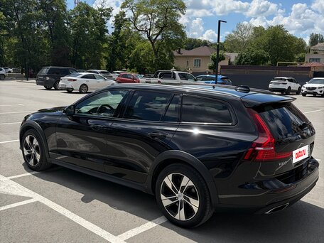 2019 Volvo V60 Cross Country II, чёрный, 3350000 рублей, вид 5