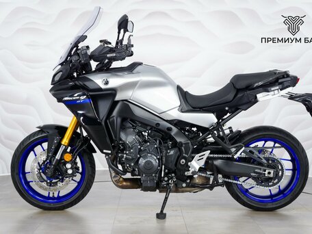 2022 Yamaha MT-09 Tracer (FJ-09), серебристый, 1299000 рублей, вид 2