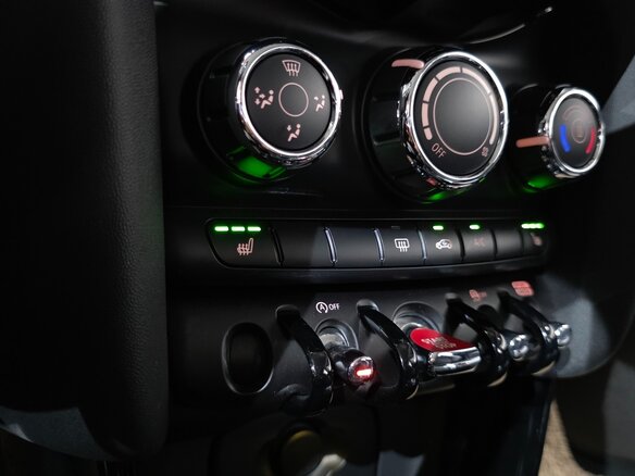 2022 Mini Hatch Cooper III (F55/F56) Рестайлинг 2, белый, 1810000 рублей - вид 18