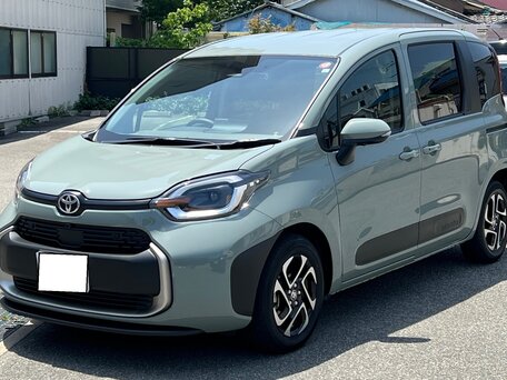 2023 Toyota Sienta III, зелёный, 1440000 рублей, вид 2
