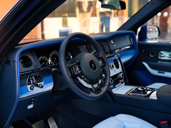 2024 Rolls-Royce Cullinan Black Badge I (Series I), синий, 79000000 рублей - вид 7
