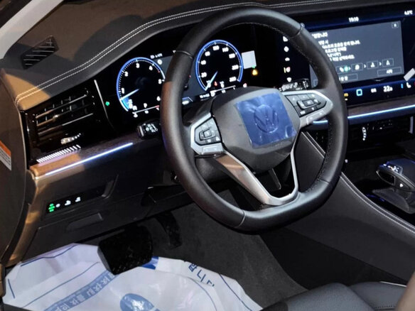 2025 Volkswagen Touareg III Рестайлинг, чёрный, 14500000 рублей - вид 2