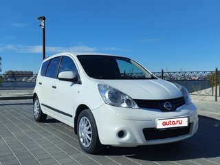 2013 Nissan Note I Рестайлинг, белый, 875000 рублей, вид 4
