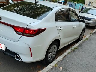 2020 Kia Rio IV Рестайлинг, белый, 1150000 рублей, вид 4