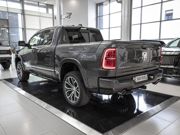 2026 Ram 1500 Crew Cab V Рестайлинг, серый, 11469084 рублей - вид 2