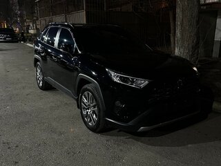 2021 Toyota RAV4 V (XA50), чёрный, 3770000 рублей, вид 1