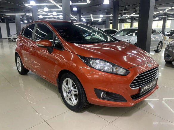 2016 Ford Fiesta Mk6 Рестайлинг, оранжевый - вид 2