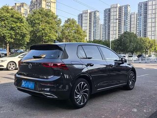 2023 Volkswagen Golf VIII, чёрный, 1740325 рублей, вид 4