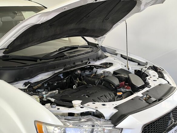 2011 Mitsubishi Outlander II Рестайлинг, белый - вид 14