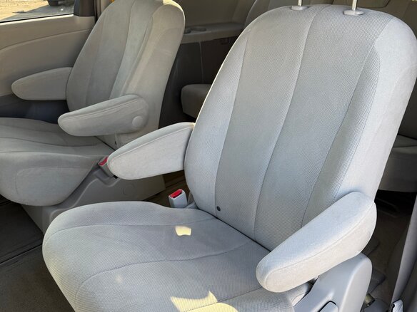 2012 Toyota Sienna III, серый, 1999999 рублей - вид 18