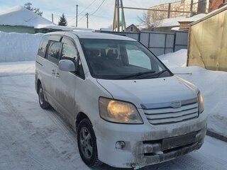 2002 Toyota Noah I (R60), белый, 800000 рублей, вид 3