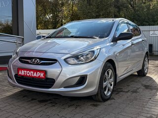 2013 Hyundai Solaris I, серебристый, 779000 рублей, вид 4