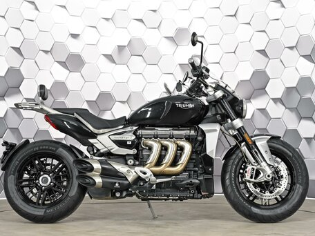2021 Triumph Rocket 3, чёрный, 1699000 рублей, вид 3