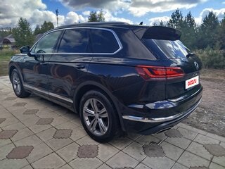 2020 Volkswagen Touareg III, чёрный, 4500000 рублей, вид 4