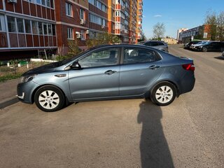 2013 Kia Rio 5-speed III, голубой, 700000 рублей, вид 3