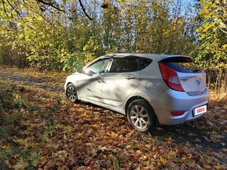 2013 Hyundai Solaris I, серебристый, 800000 рублей, вид 5