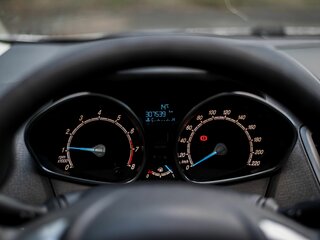 2015 Ford Fiesta Mk6 Рестайлинг, белый, 460000 рублей, вид 5