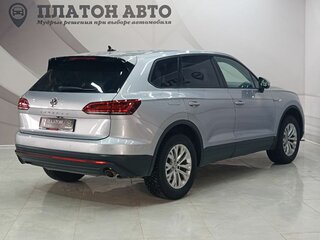 2019 Volkswagen Touareg III, серебристый, 3959000 рублей, вид 5