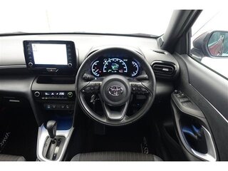 2023 Toyota Yaris Cross I, красный, 1550000 рублей, вид 4