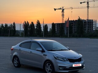 2015 Kia Rio III, серебристый, 900000 рублей, вид 2