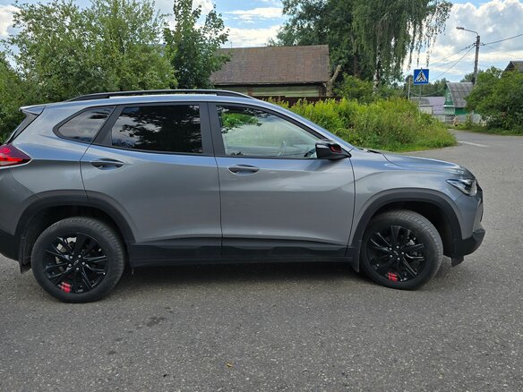 2021 Chevrolet Tracker IV, серый, 1850000 рублей - вид 3