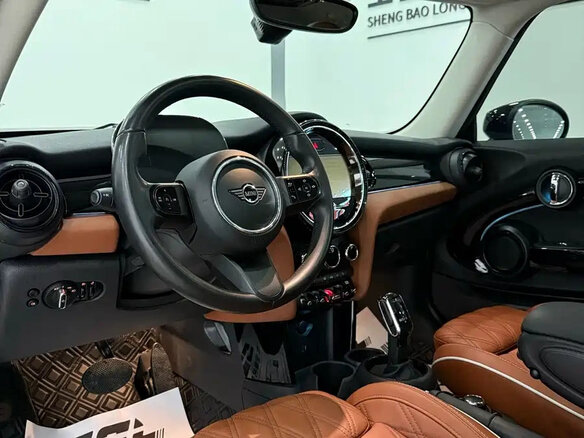 2022 Mini Hatch Cooper III (F55/F56) Рестайлинг 2, серый, 1980000 рублей - вид 7