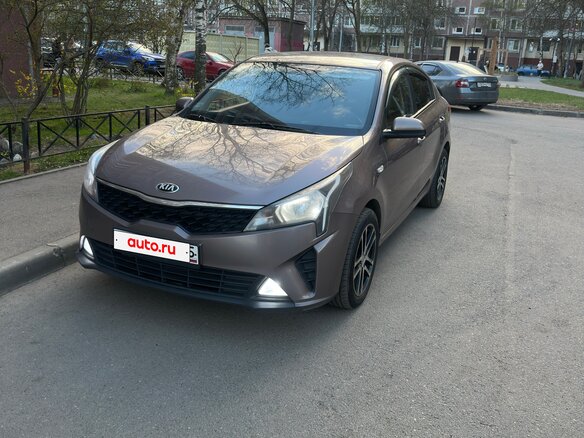 2021 Kia Rio IV Рестайлинг, коричневый, 940000 рублей