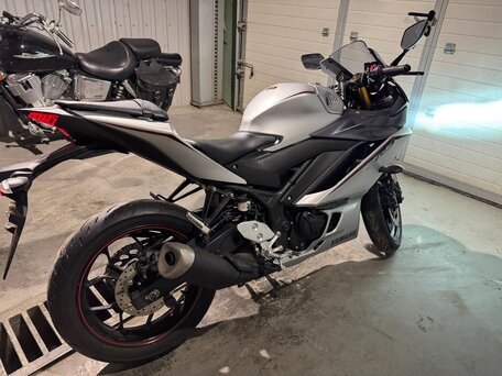 2020 Yamaha YZF-R3, серебристый, 455000 рублей, вид 4