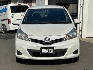 2015 Toyota Vitz III (XP130) Рестайлинг, белый, 550404 рублей, вид 2