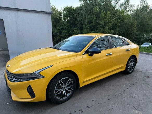 2021 Kia K5 III, жёлтый, 2399999 рублей - вид 1