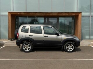2017 Chevrolet Niva I Рестайлинг, серый, 515000 рублей, вид 4