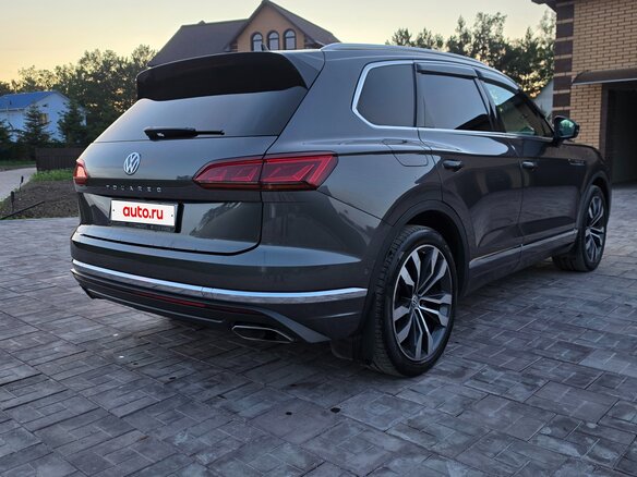 2020 Volkswagen Touareg III, серый, 5700000 рублей - вид 2