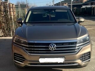 2018 Volkswagen Touareg III, бежевый, 4500000 рублей, вид 3