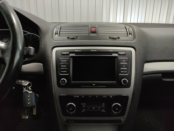 2012 Skoda Octavia II (A5) Рестайлинг, белый - вид 11
