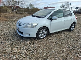 2010 Toyota Auris I Рестайлинг, белый, 650000 рублей, вид 1