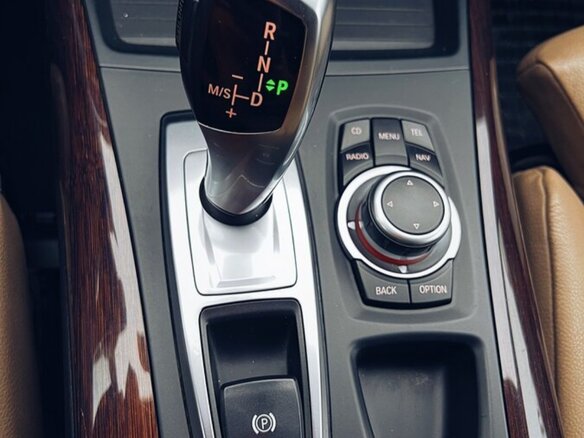 2010 BMW X5 30i II (E70), красный, 1750000 рублей - вид 18
