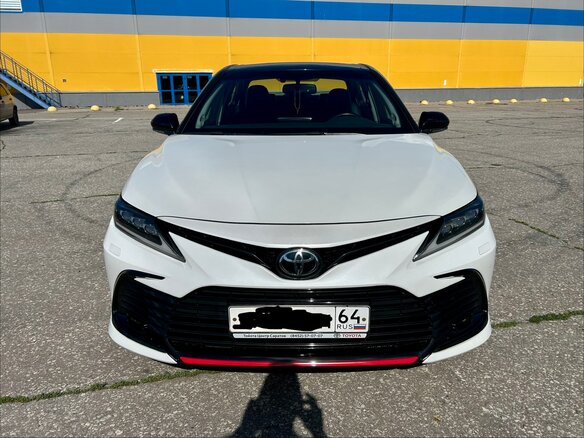 2021 Toyota Camry VIII (XV70) Рестайлинг, белый, 3390000 рублей