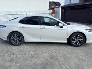 2020 Toyota Camry VIII (XV70), белый, 2650000 рублей, вид 4