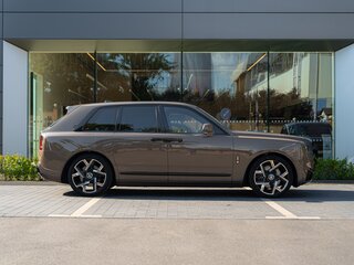 2026 Rolls-Royce Cullinan Black Badge I Рестайлинг (Series II), коричневый, 70500000 рублей, вид 4
