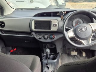 2016 Toyota Vitz III (XP130) Рестайлинг, белый, 710000 рублей, вид 4