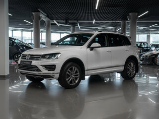 2017 Volkswagen Touareg II Рестайлинг, белый, 3380000 рублей, вид 1